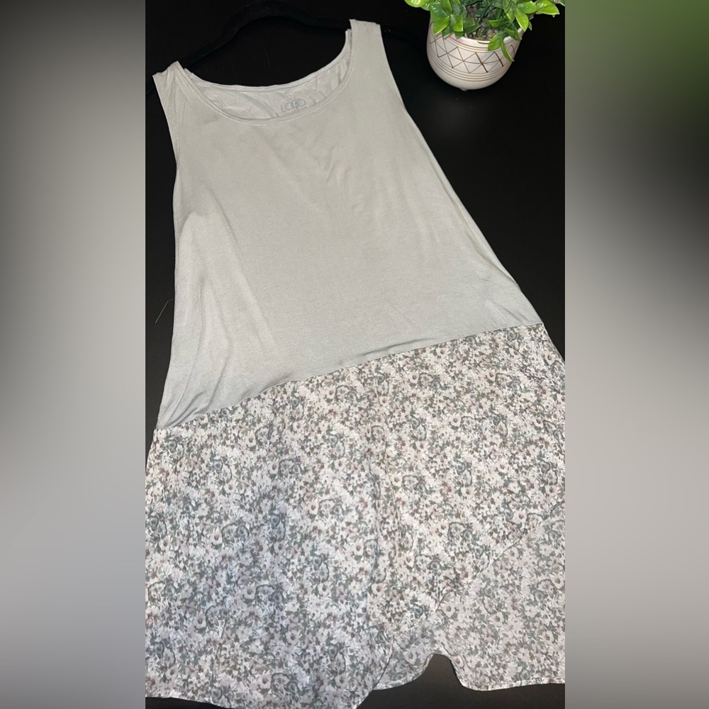 LOGO By Lori Goldstein Gray Tank with Floral Bottom EUC Size Medium